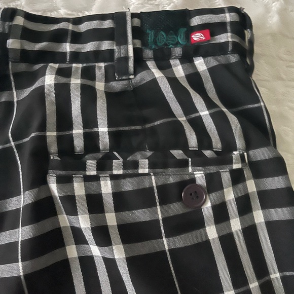 …Lost: black & white checkered shorts. Size (30). - Picture 4 of 7